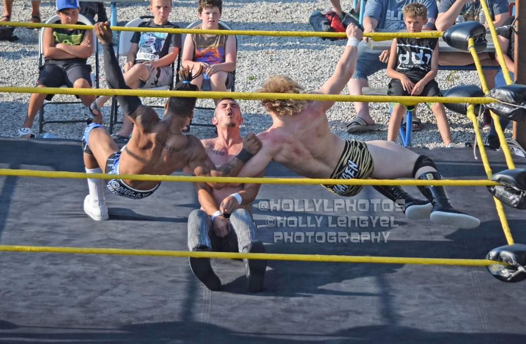 HollyLPhotos's tweet photo. . @cvwsarnia @thebrycehansen & #chillybrown vs. #jayloon & @coltonjj17
#chemvalleywrestling #highoctane #brycehansen #mickmcguire #prowrestling #professionalwrestling #indywrestling #photography #sportsphotography #nikon #hollylengyelphotography #hollyLphotos https://t.co/XkdXo8ppwr