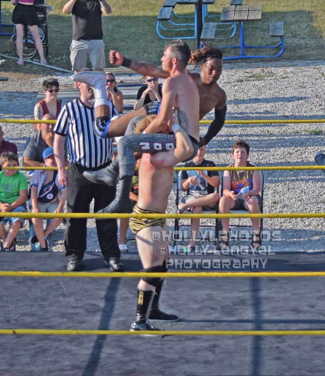 HollyLPhotos's tweet photo. . @cvwsarnia @thebrycehansen & #chillybrown vs. #jayloon & @coltonjj17
#chemvalleywrestling #highoctane #brycehansen #mickmcguire #prowrestling #professionalwrestling #indywrestling #photography #sportsphotography #nikon #hollylengyelphotography #hollyLphotos https://t.co/XkdXo8ppwr