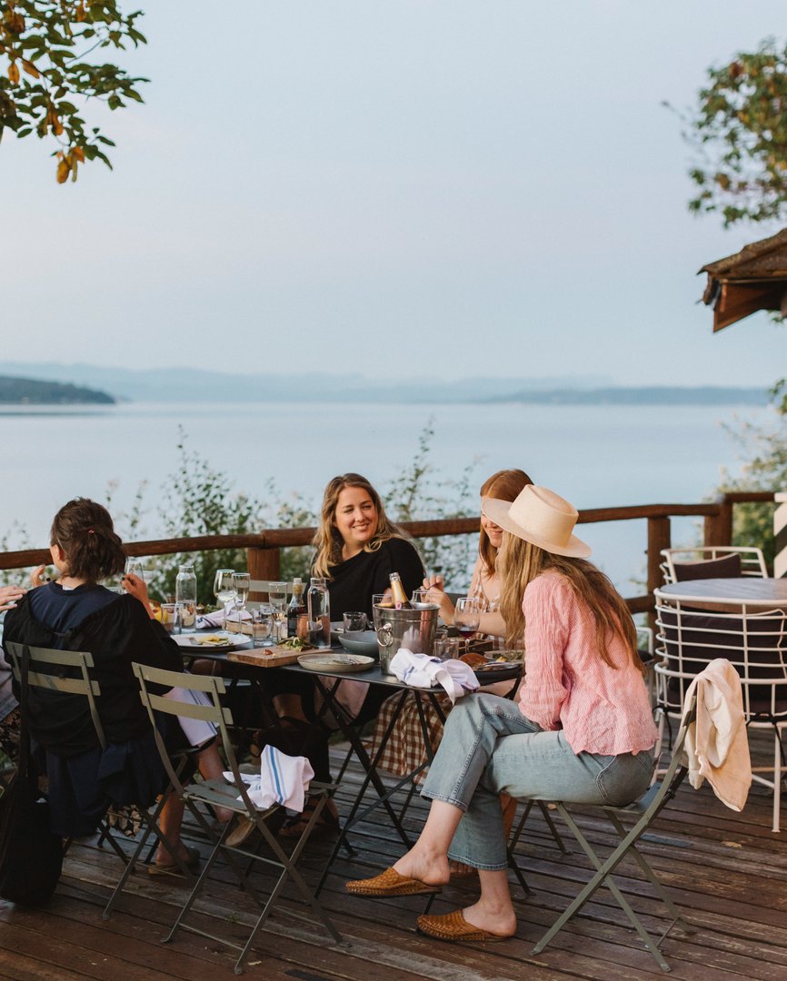 Deck dining is back in action! Join us Fridays &amp; Saturdays from 12:30pm- 4:30pm for good eats, drinks, and Penn Cove views 🥂  

captainwhidbey.com/restaurant 

📸 : @julieharmsenphoto