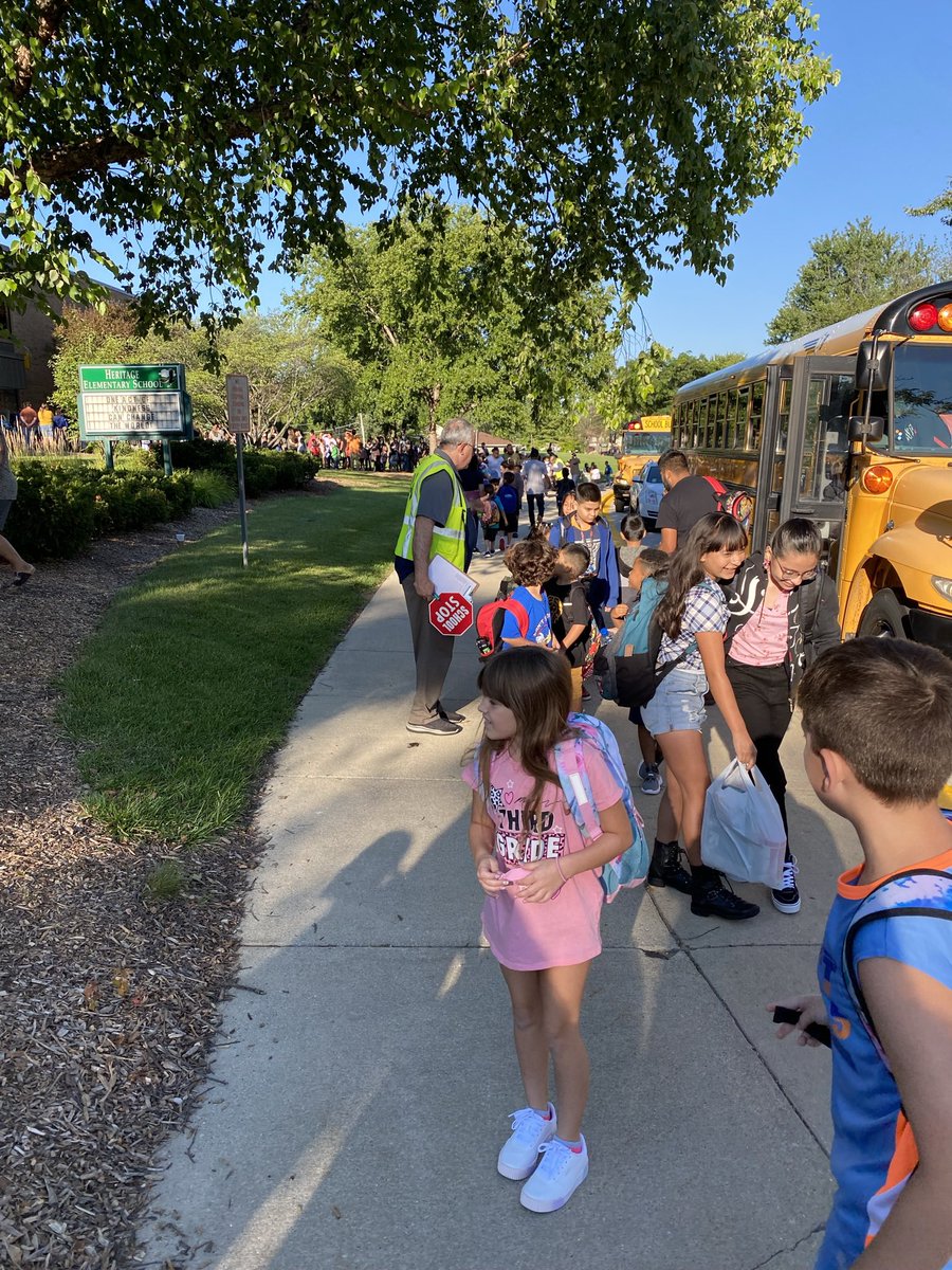 HeritageEaglesS's tweet photo. What an outstanding first day Eagles! So good to see everyone. We missed you💜 #U46FirstDay2022 #HeritageMoments2022 #WeAreHeritage @HeritageEaglesS @U46TeamED https://t.co/OvohOvIj0e