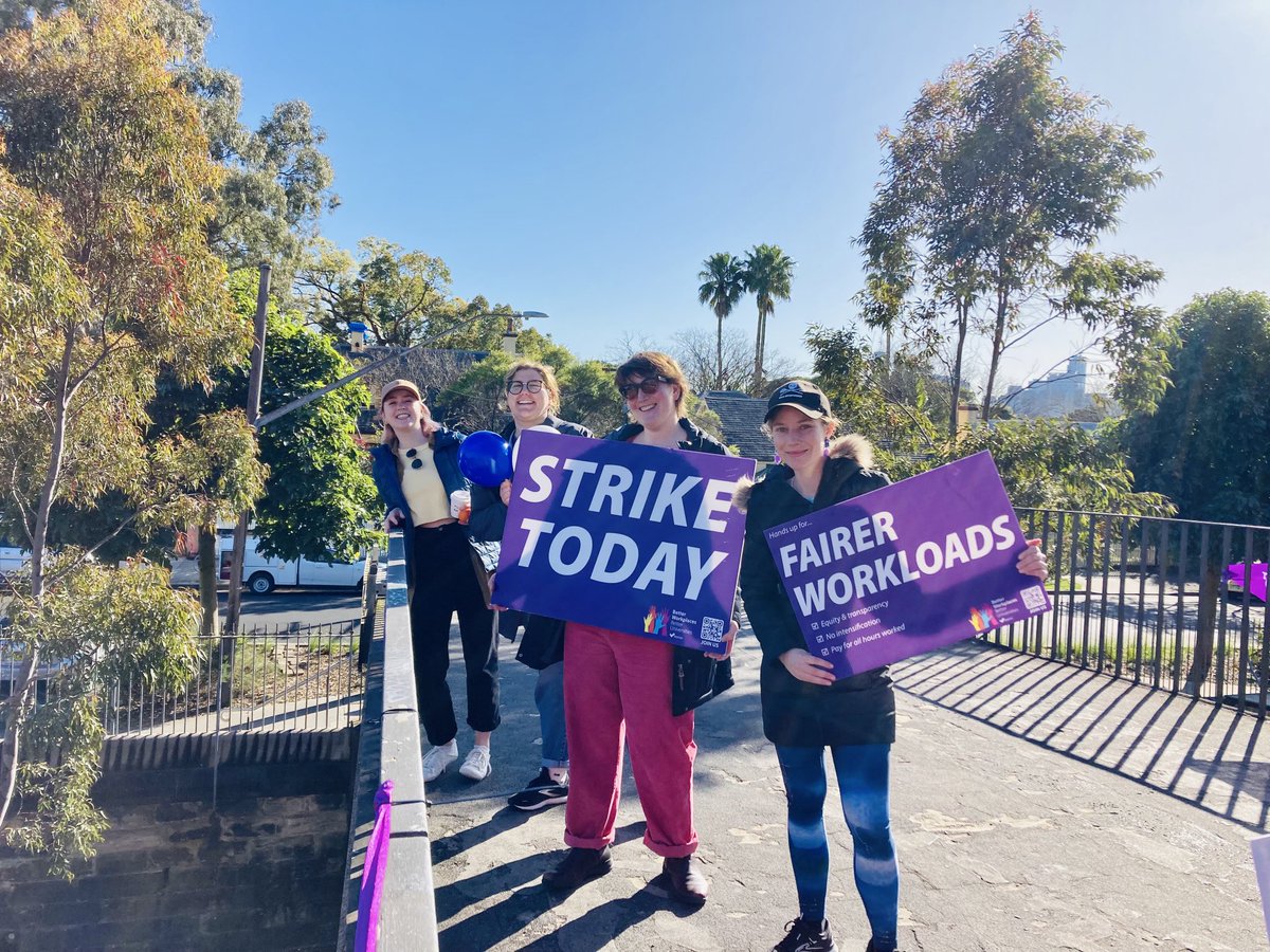 claire_rhiannon's tweet photo. Getting lots of love from the road!! Sydney loves strikes!! #usydstrike #betterunis ⁦@NTEUnion⁩ ⁦@NTEUNSW⁩ https://t.co/7Nxml0cXzj