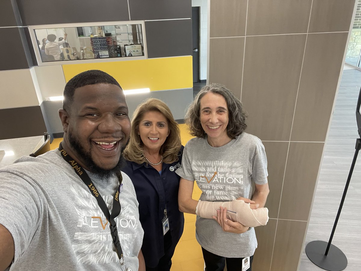 LettieLgonzal1's tweet image. I got to visit the remarkable Roberson MS this afternoon! Always bring me joy to see adults positively interacting with students and setting the tone for the year.  #RemarkableDNA