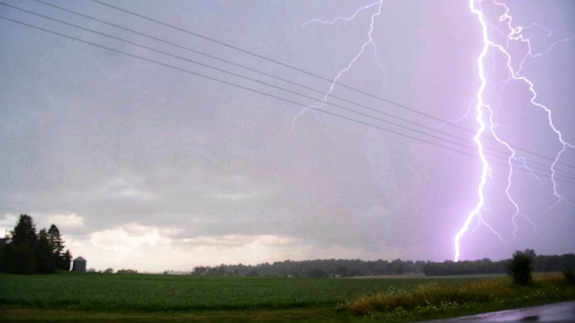 StormhunterTWN's tweet photo. Finally. A decent lightning bolt from this dry season in Ontario. @weathernetwork #onstorm https://t.co/4w2C0zxbjR