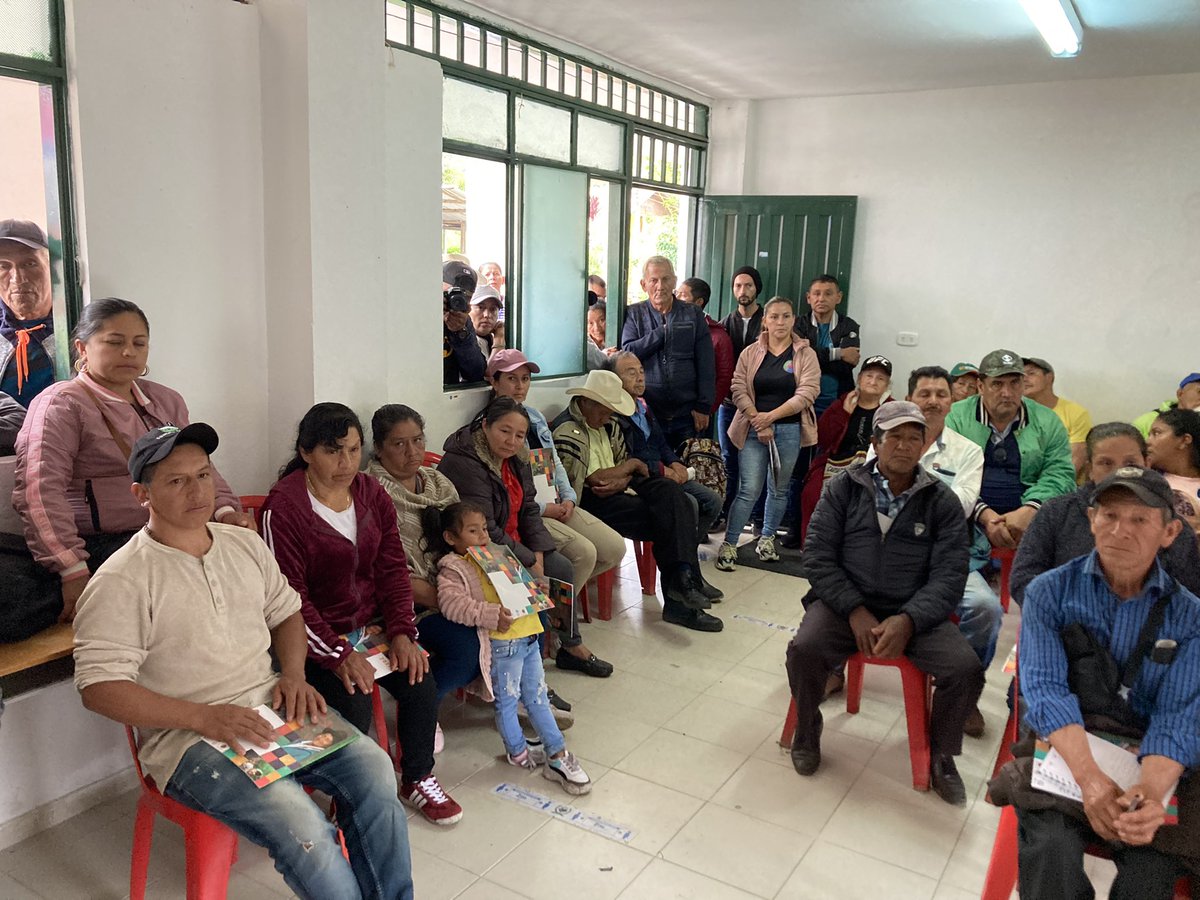VisnuPosada's tweet photo. Este fin de semana el dir de la @CAMHUILA @Camilo_AgudeloP dejó esperando al campesinado de la parte alta de San Agustín que quiere constituir una ZRC. En el @HuilaGob tenemos grave problema de Parques Regionales declarados sobre comunidades campesinas a quienes se les limita 🧵 https://t.co/gNecKsg48C