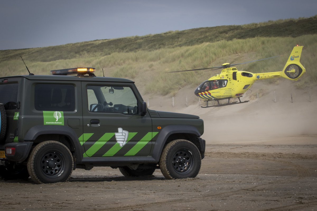 Politiewerk is geen moment hetzelfde. Van vergadering naar strand voor melding drenkeling. Alles op alles samen met andere hulpverleners voor de hulpverlening. Helaas zonder goede afloop. Ook dat hoort bij ons werk. #Noordwijk #drenkeling #reanimatie #politieaandekust