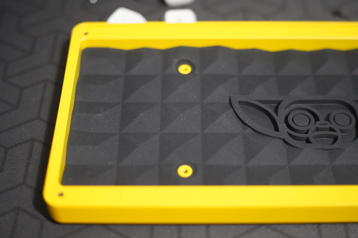 techmech_'s tweet photo. Gizmo Engineering の Silicone Dampener がやっと到着!
さすが専用設計で一体感が凄い....
まだトッププレートの音が気になるので、PCBとの間にフォームを詰めようと思うが、ケース内の反響音はこのフォームで大きく改善されたので買ってよかった。
#GizmoEngineering #GK6 #keyboard #olkb https://t.co/wUu5hy7yG3
