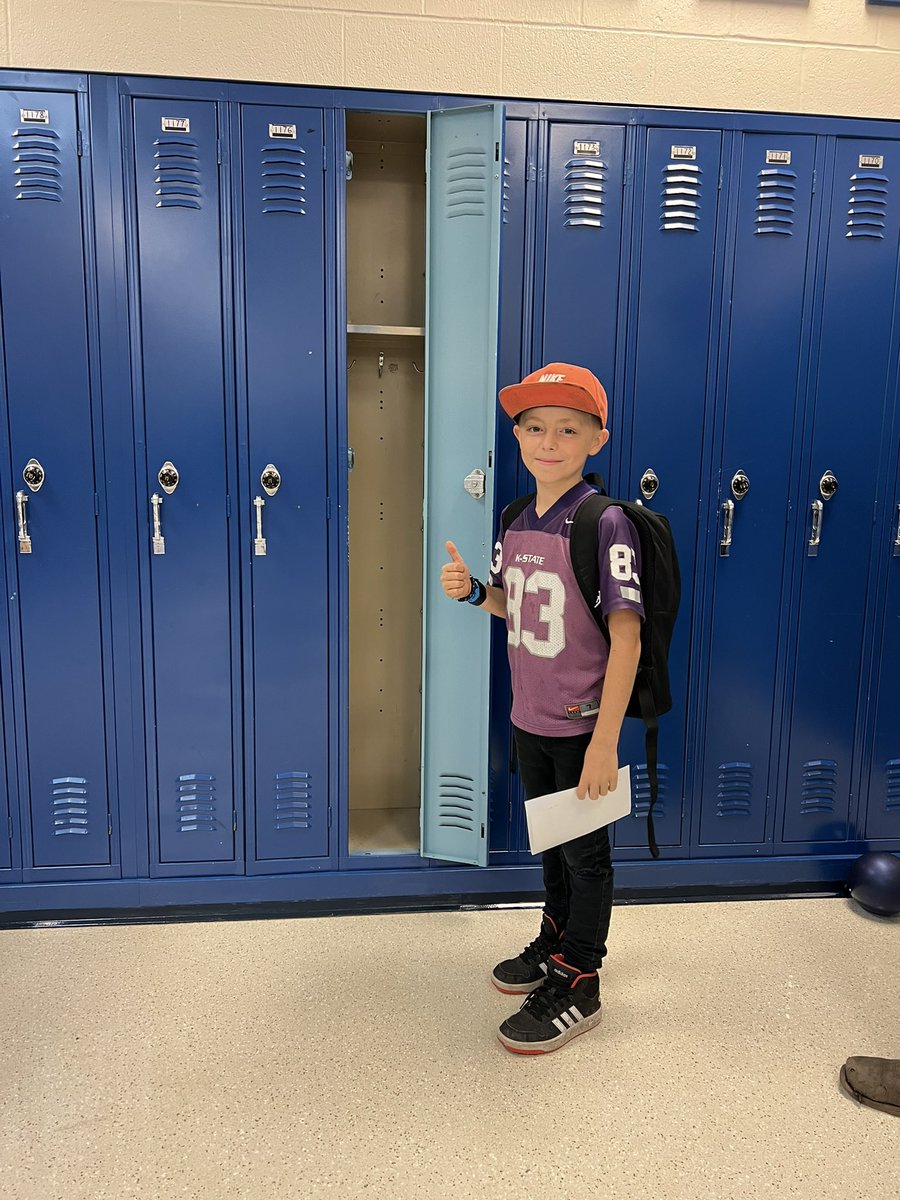 mrs_melevans's tweet photo. Feedback from enrollment: We’re nervous about lockers!
So what do we do? We take a potential problem & turn it into an opportunity to build a #PeakMoment for our kids & their families. #FirstDayEve spent practicing lockers & walking their schedules = success! #PowerOfMoments https://t.co/HX24e8VdZT