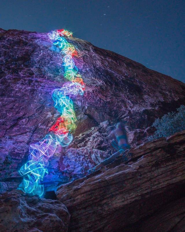 Un usuario en Reddit escaló una montaña de noche con LEDs atados a sí mismo, y con ello se realizó esta espectacular fotografía de larga exposición.
