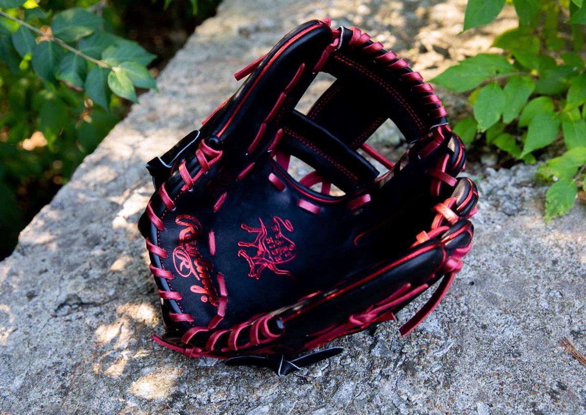 RawlingsSports's tweet photo. The Primus NFT Pro is a limited-edition Heart of the Hide build. The ultra-durable leather is renowned for forming the perfect pocket and trusted by so many pros. There are only 300 gloves available, and the only way to get one is to join our Discord now! #RawlingsPRIMUS https://t.co/sNCymn95G3