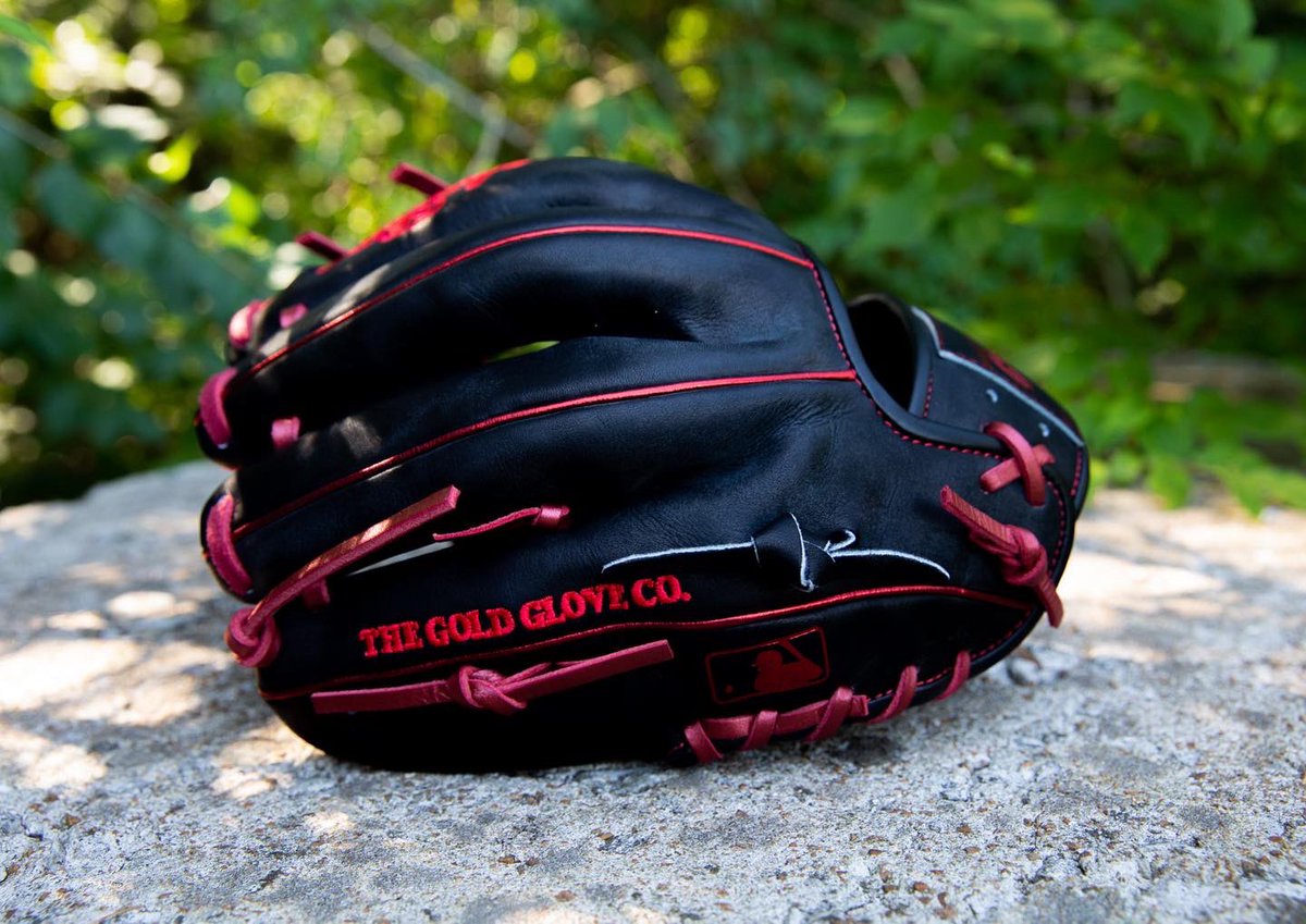 RawlingsSports's tweet photo. The Primus NFT Pro is a limited-edition Heart of the Hide build. The ultra-durable leather is renowned for forming the perfect pocket and trusted by so many pros. There are only 300 gloves available, and the only way to get one is to join our Discord now! #RawlingsPRIMUS https://t.co/sNCymn95G3