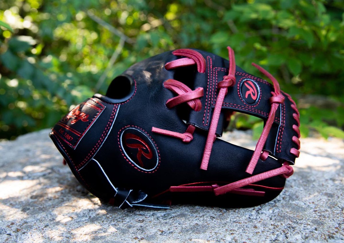 RawlingsSports's tweet photo. The Primus NFT Pro is a limited-edition Heart of the Hide build. The ultra-durable leather is renowned for forming the perfect pocket and trusted by so many pros. There are only 300 gloves available, and the only way to get one is to join our Discord now! #RawlingsPRIMUS https://t.co/sNCymn95G3