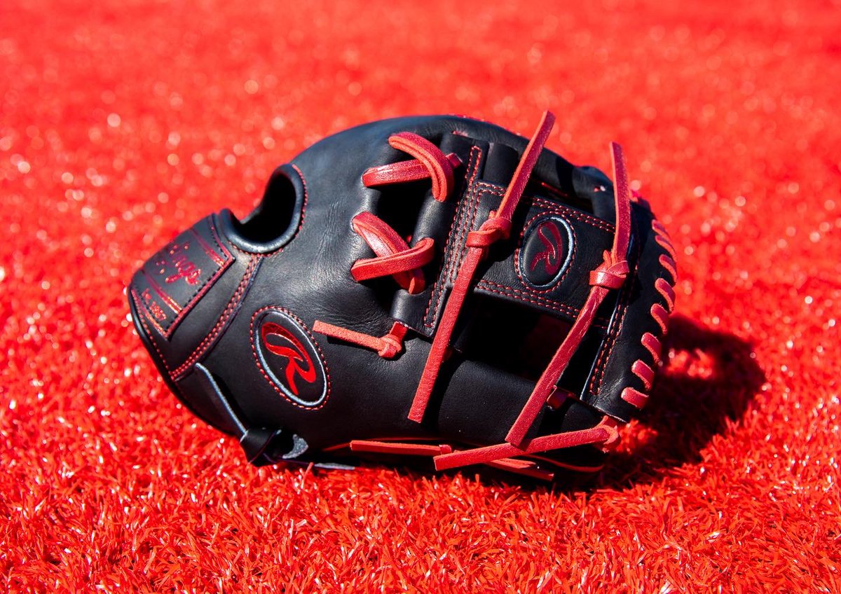 RawlingsSports's tweet photo. The Primus NFT Pro is a limited-edition Heart of the Hide build. The ultra-durable leather is renowned for forming the perfect pocket and trusted by so many pros. There are only 300 gloves available, and the only way to get one is to join our Discord now! #RawlingsPRIMUS https://t.co/sNCymn95G3