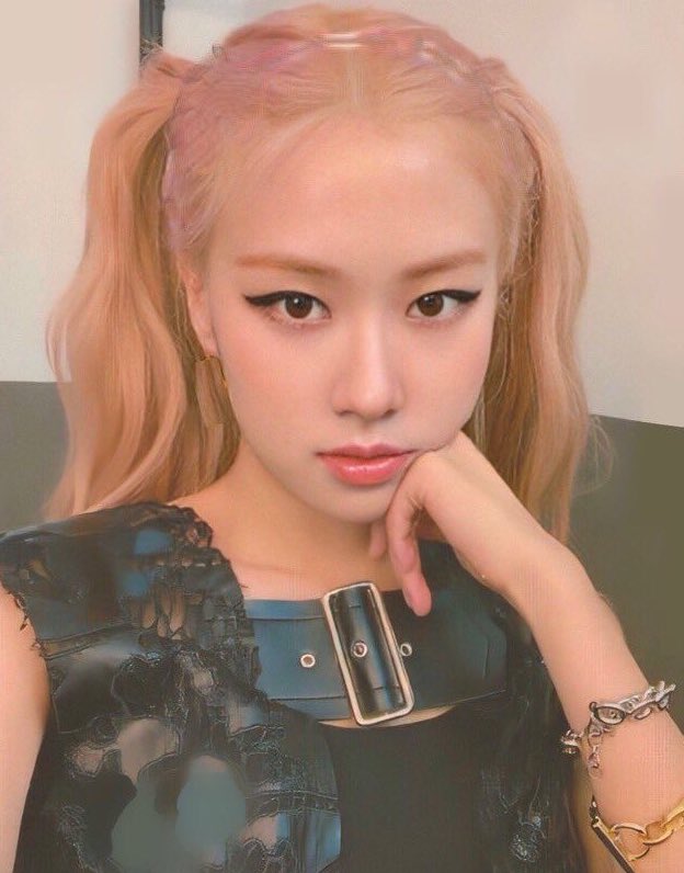 chaeyoungthink's tweet photo. them :( 
#BLACKPINK #PURPLE_KISS #ROSÉ #CHAEIN #로제 #채인 #박채영 #이채영 https://t.co/k3WoYGo8Fw