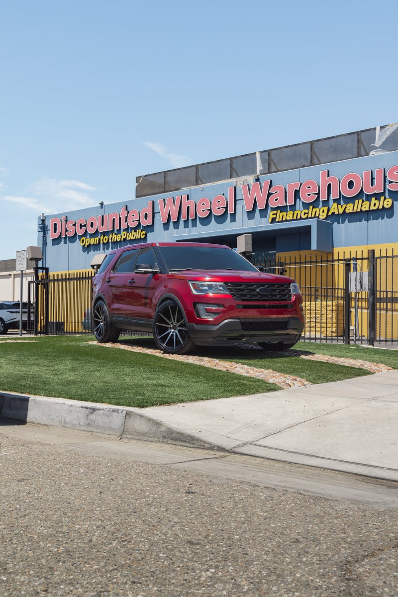DWWarehouse's tweet photo. Ready to explore the streets or trails with class.
Custom @ford Explorer sitting on @giovannawheels @kokowheels Le-Mans 22x10.5 & wrapped in @nittotire NT420V #perfectfitment
#discountedwheelwarehouse #customwheels #customrims #freeshipping #giovannawheels #nittotires https://t.co/CVnxRx4fMB