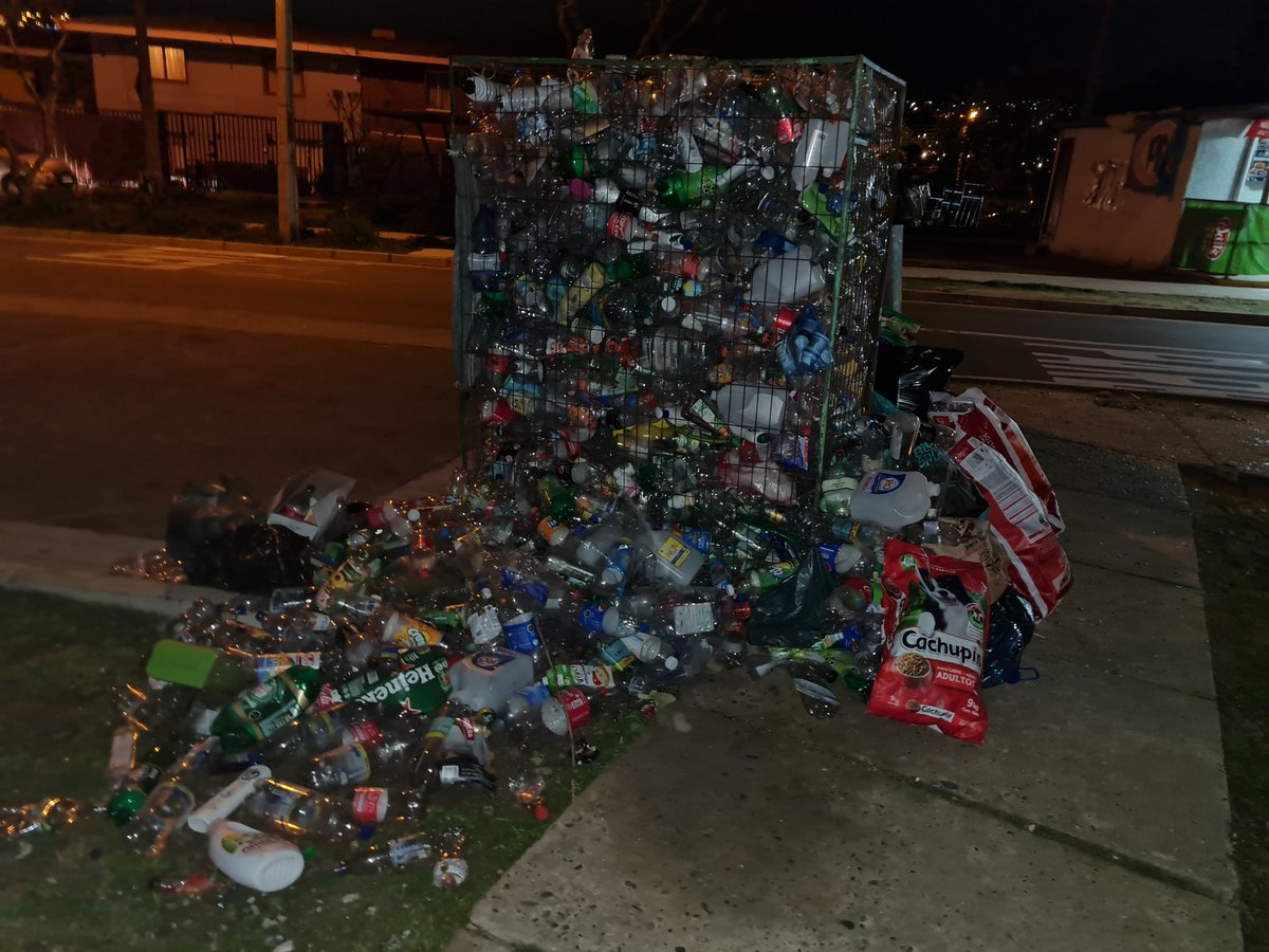 jartegam's tweet photo. @vinadelmar cuando retiran los plásticos, llevan 1 mes sin sacarlos? https://t.co/TsUelusPso