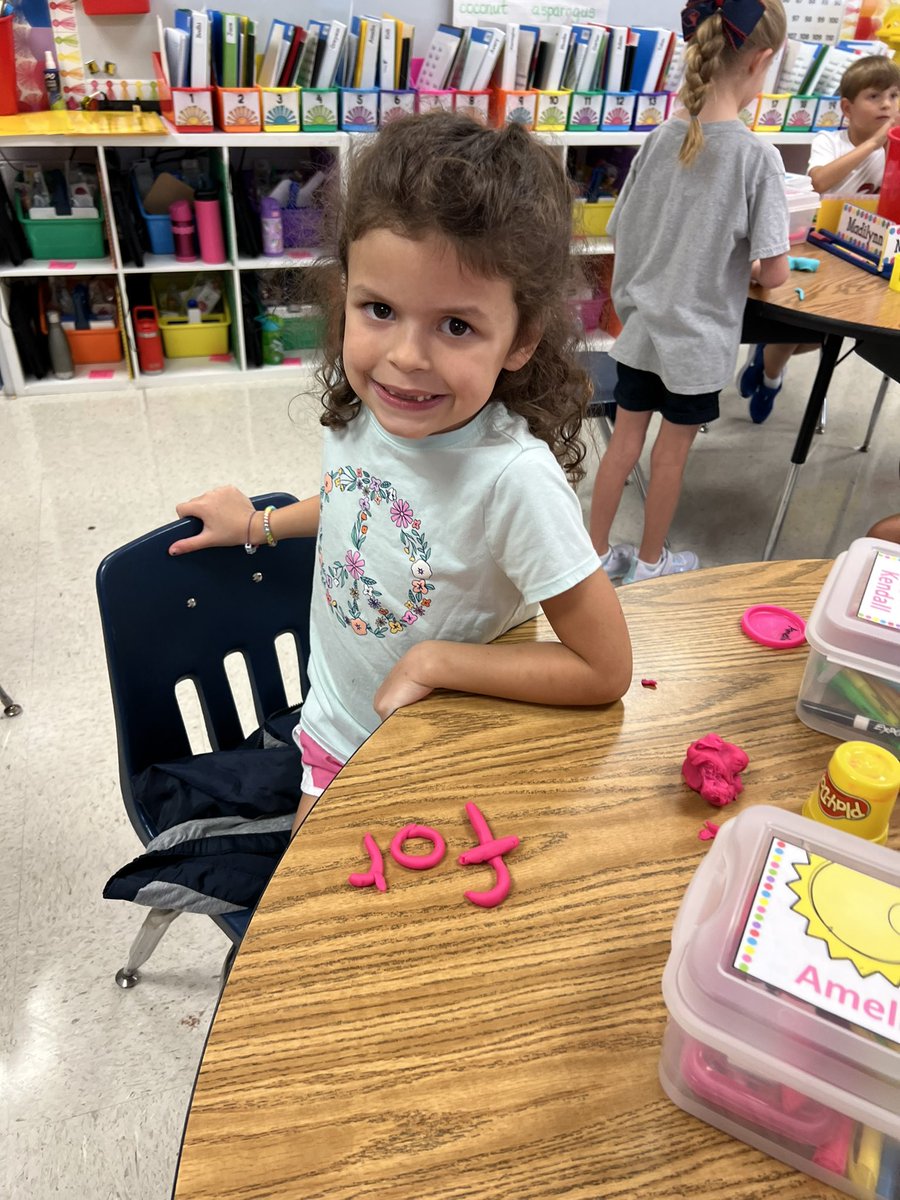 JonesFirstGrade's tweet photo. Having fun while practicing our Red Words! @HutchensElem #ourhut https://t.co/oWlY2fU5lP