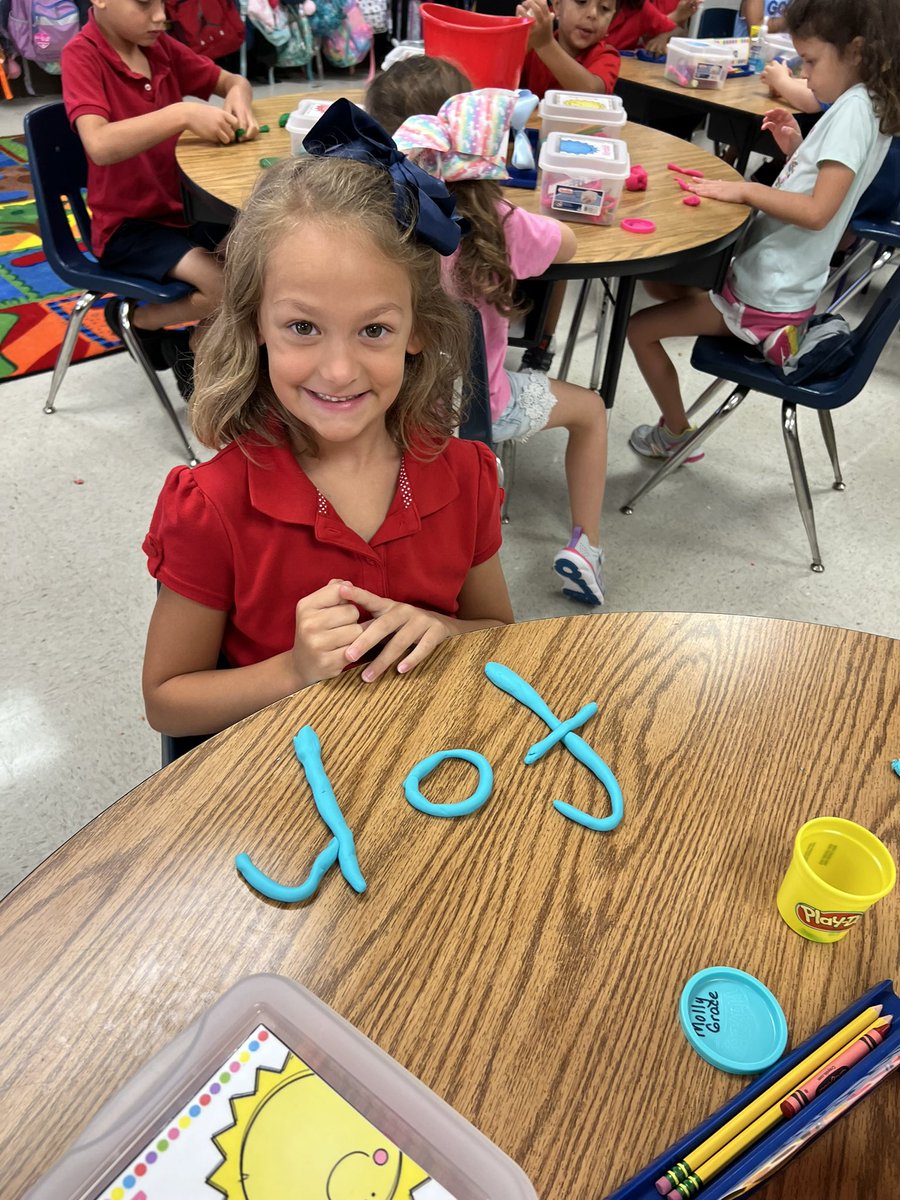 JonesFirstGrade's tweet photo. Having fun while practicing our Red Words! @HutchensElem #ourhut https://t.co/oWlY2fU5lP