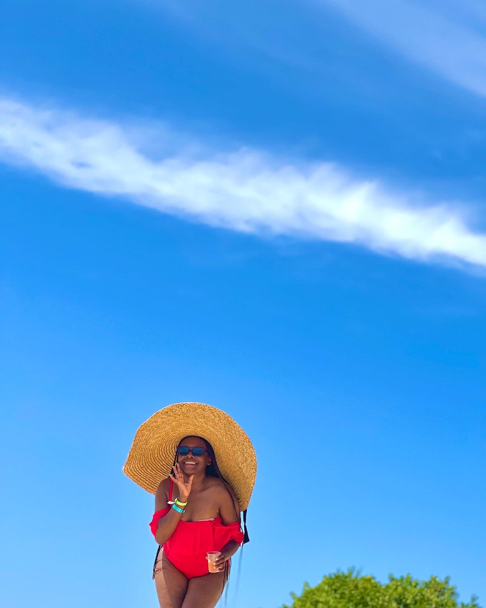 SandraFlorvella's tweet photo. An ou pa t Okap pou weekend lan? Ayam sòri fò you 😂😂😂
.
.
📍 Île à rat with @BVTours 
👒 Boudoir House 
.
.
.
#Haiti #Okap #Caphaitien #ilearat #beachlife #bellevuetours #okap2022 #summerinhaiti #haitianbusinesses #sandraflorvella #redbathingsuit https://t.co/ic4zScbZ2X