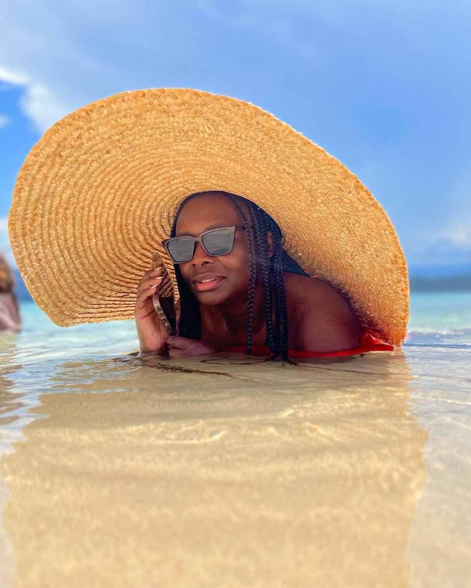 SandraFlorvella's tweet photo. An ou pa t Okap pou weekend lan? Ayam sòri fò you 😂😂😂
.
.
📍 Île à rat with @BVTours 
👒 Boudoir House 
.
.
.
#Haiti #Okap #Caphaitien #ilearat #beachlife #bellevuetours #okap2022 #summerinhaiti #haitianbusinesses #sandraflorvella #redbathingsuit https://t.co/ic4zScbZ2X