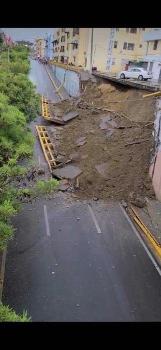 umids123's tweet photo. No quiero atacar el gobierno ya, que están haciendo un excelente trabajo😁😁😁, sin embargo el presidente #LuisCorona llegó a Santiago , ofrezcome 🤔 que agucero 😂😂😂, además se cayó el puente de la 30 de Marzo. #SeVan porque #SeVan .
#QuéAguacero https://t.co/C6q1O9Xp2j