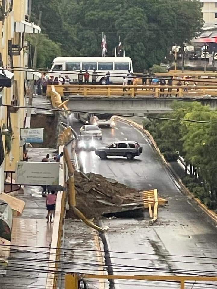 umids123's tweet photo. No quiero atacar el gobierno ya, que están haciendo un excelente trabajo😁😁😁, sin embargo el presidente #LuisCorona llegó a Santiago , ofrezcome 🤔 que agucero 😂😂😂, además se cayó el puente de la 30 de Marzo. #SeVan porque #SeVan .
#QuéAguacero https://t.co/C6q1O9Xp2j