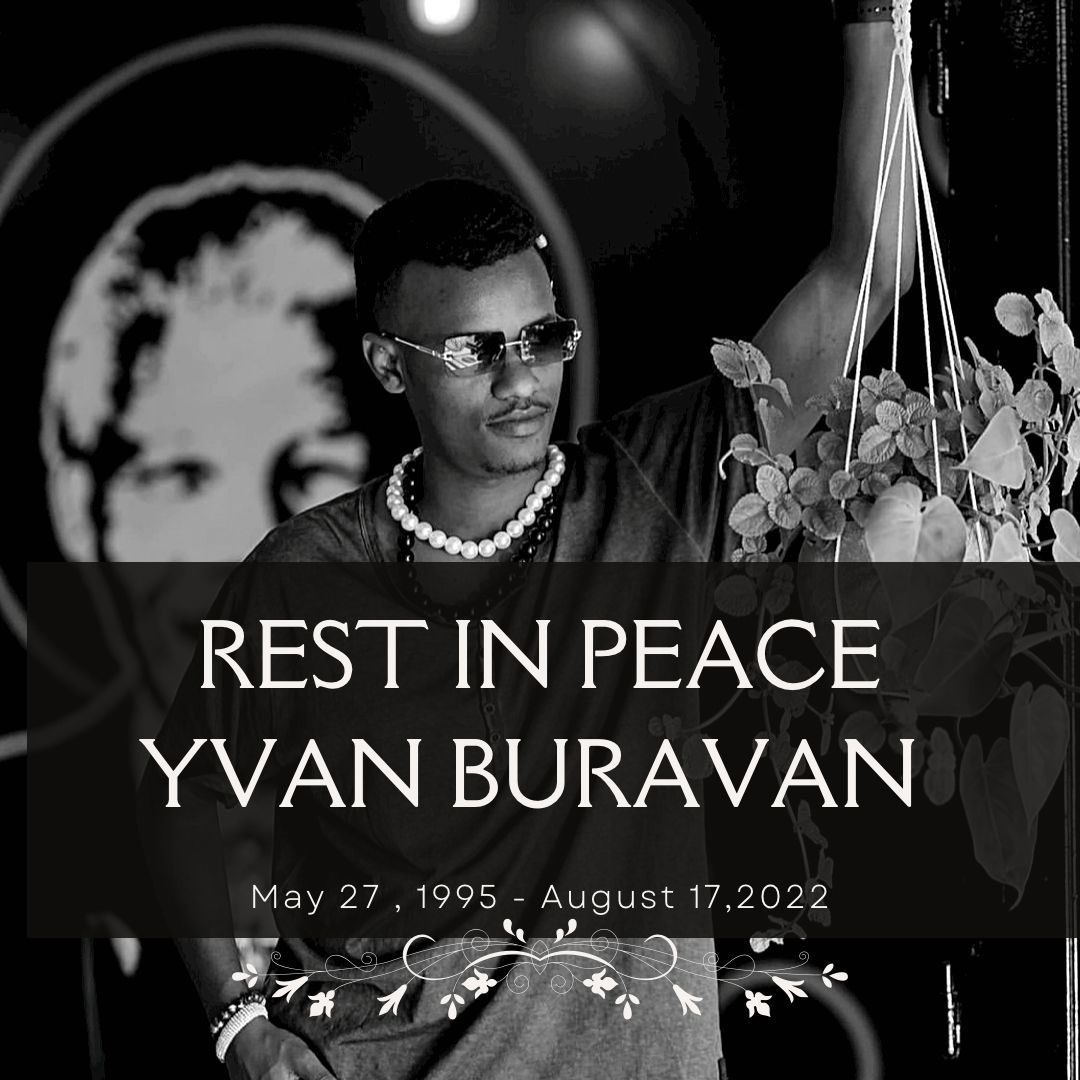 IGIHE's tweet photo. 𝐈𝐍𝐊𝐔𝐑𝐔 𝐘’𝐀𝐊𝐀𝐁𝐀𝐁𝐀𝐑𝐎

Umuhanzi Yvan Buravan yitabye Imana mu ijoro ryo ku wa 16-17 Kanama 2022, aguye mu bitaro byo mu Buhinde aho yari yagiye kwivuriza uburwayi bwa kanseri yari amaze igihe ahanganye nabwo. https://t.co/mBpgPyq4KR