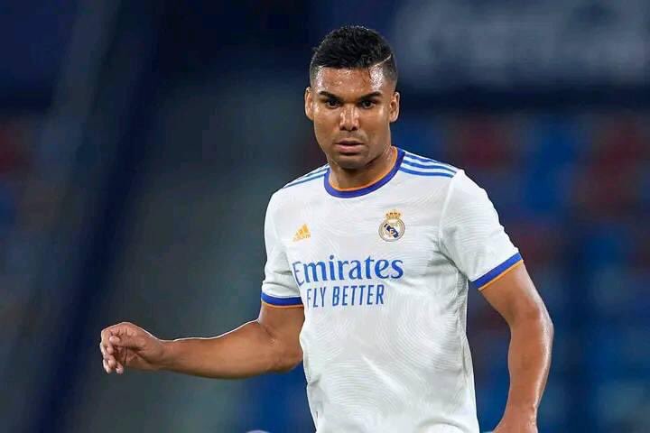 ManegoFCB's tweet photo. Casemiro sur ses nouvelles de transfert à Manchester United

Casemiro 🎙: "Manchester United est un grand club. C'est toujours un honneur quand de tels clubs vous font une offre. J'ai beaucoup d'amis là-bas. Cristiano, Varane. Je les ai appelés et ils m'ont dit de ne pas venir." https://t.co/YD0ymnBm46