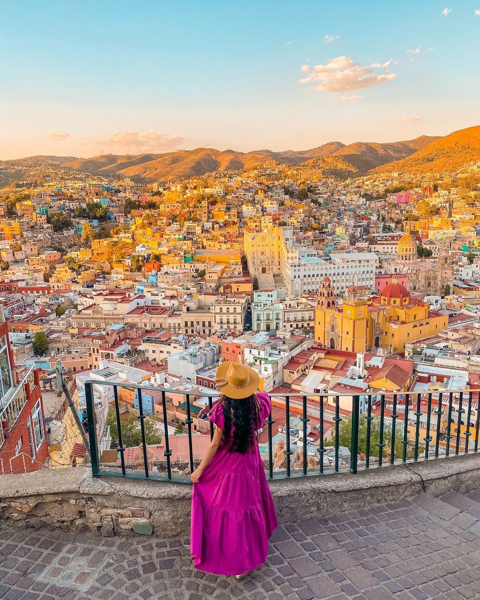 GtoCapitalTur's tweet photo. Un imperdible en tu visita a la capital de #Guanajuato, es el mirador "El Pipíla" ⛰🌅 en el que tendrás una vista inigualable hacia la ciudad. 👀☀️ Ideal para sacar las mejores fotografías 🤩🤳✨
📸 IG: anguianoberenice https://t.co/3dqe1ea5bN