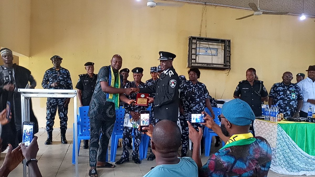 crs_police's tweet photo. POLICE SECONDARY SCHOOL CALABAR PASSING OUT PARADE CEREMONY! https://t.co/2NlkDDS2Yh