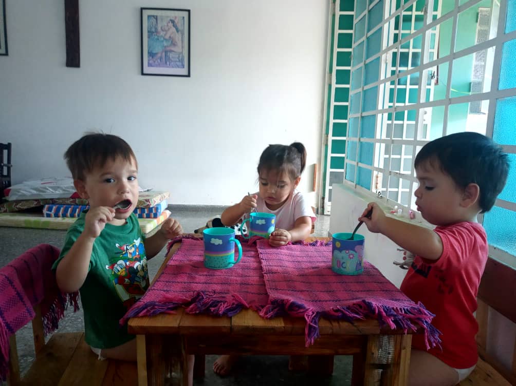 MarcoSerrano80's tweet photo. #CubaViveEnSusFamilias...Y desde una mesa cualquiera, en un pedacito de #Cuba, se gesta el futuro. #DeZurdaTeam #FidelPorSiempre https://t.co/WI6BRDxJzP