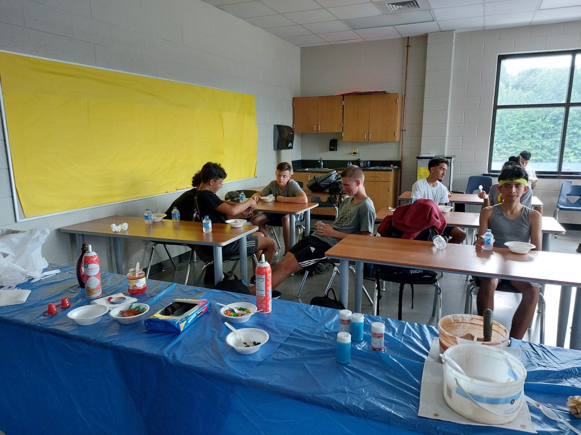 WHSpartanXC's tweet photo. @wag_coach @WHSpartanSports What do you crave after a XC workout— Ice Cream 🍨 Sundae !  Thank you to Kim Hays for providing and serving Spartan runners! https://t.co/WRSKHgh4Qz