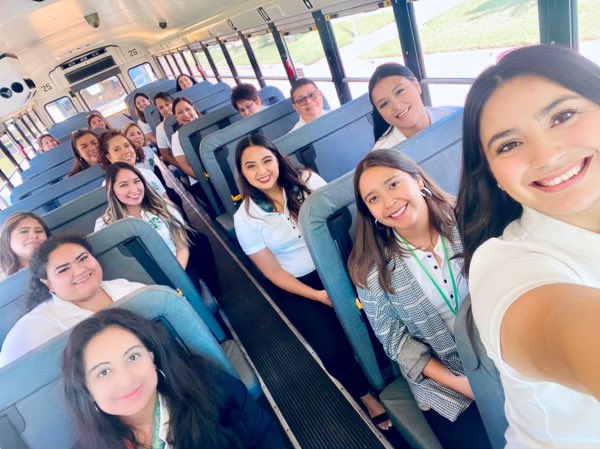 DalethJuarez's tweet photo. My favorite part of convocation is being able to spend it with my favorite people! 💚🦅 #PSJAInspires #PSJAFamily #PSJALIFE @PSJAISD https://t.co/enw5xil1MH
