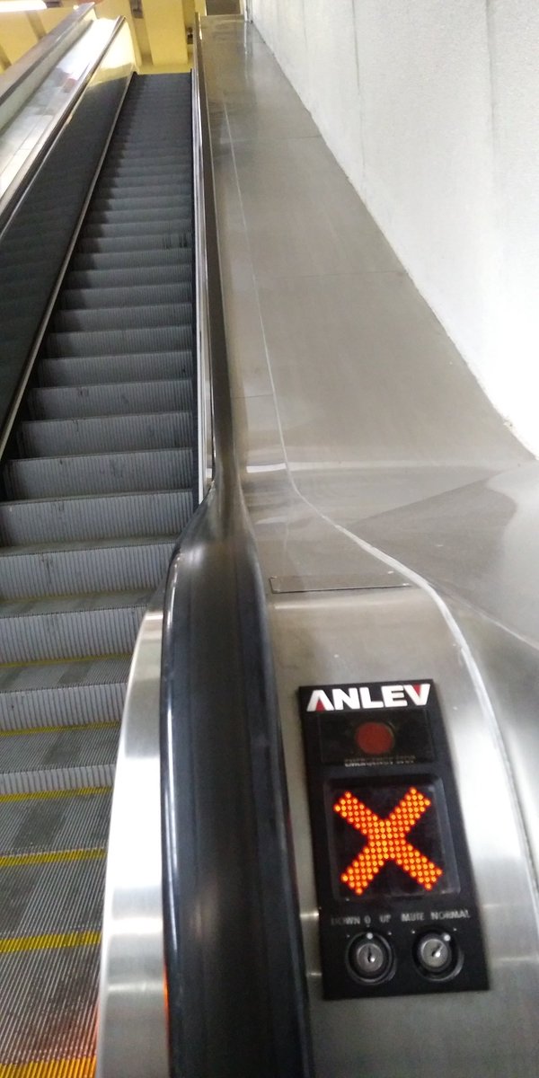 2 de cada 3 escaleras no funcionan en la linea naranja, las que suben, si las nuevas... tramos lagartos pa los viejitos que no pagamos.