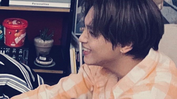 jaemflwrs's tweet photo. markhyuck au — maybe someday

Donghyuck tinha uma vida da qual não podia reclamar. Um namorado e um melhor amigo com quem dividia apartamento. Até descobrir que as duas pessoas que mais confiava, o traíram. Assim encontrou abrigo na casa de Mark, um músico cujo admirava o talento https://t.co/tQSerkQMCr