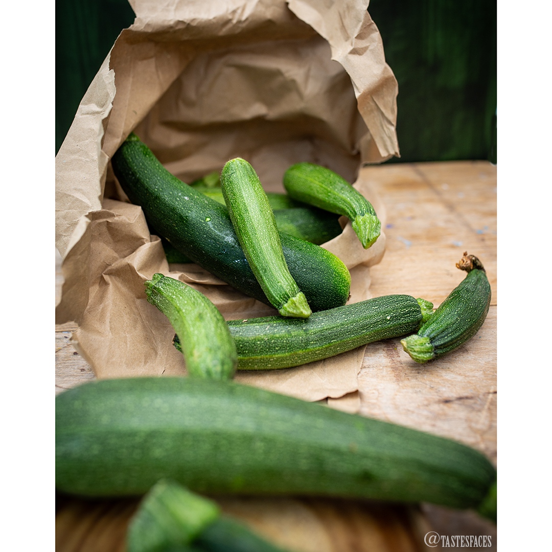 tastesfaces's tweet photo. We all come in different shapes and sizes and so do these gorgeous homegrown courgettes 🥒. @geraldinesnape 💚
🍽️ What shall I make with them?
#greenveggies #snackinggood #vegan #veganinspiration #irishfoodie #healthyfoodideas #foodstylingphotography #mealprep #healthy #veg https://t.co/UcydT2edpG