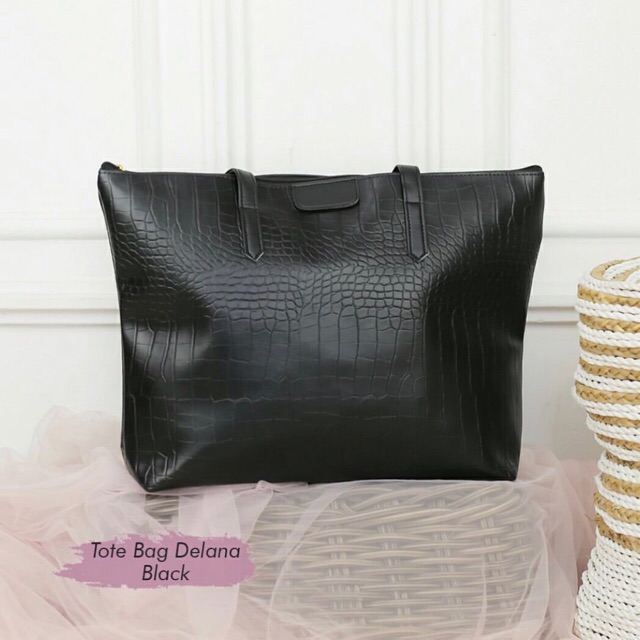 Saya menjual Tote bag delana black... seharga Rp40.000. Dapatkan di Shopee sekarang! shopee.co.id/vincent_tantri… #ShopeeID