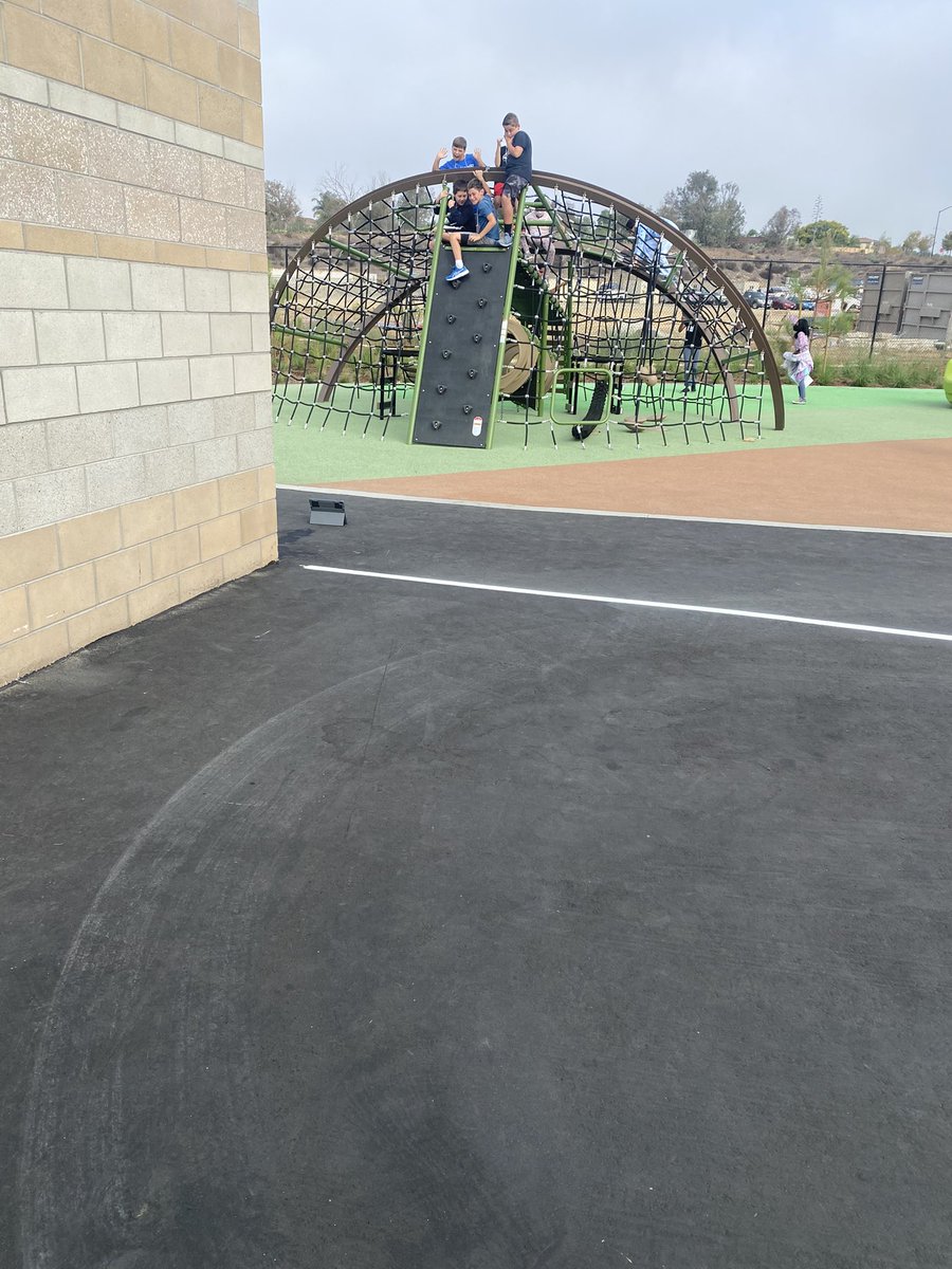 CoachBrandPE's tweet photo. Morning #PacSkySTEAM #Physed + #InnovationTech #MsWhipple #CoachBrand 5th gr worked in flight “crews” each having a job (pilot, co pilot, flight attendant, etc) flying around campus in a scavenger hunt style activity learning outdoor spaces. #FindingJOYinlearning @DMSEF8 https://t.co/CNeXgjTGkX