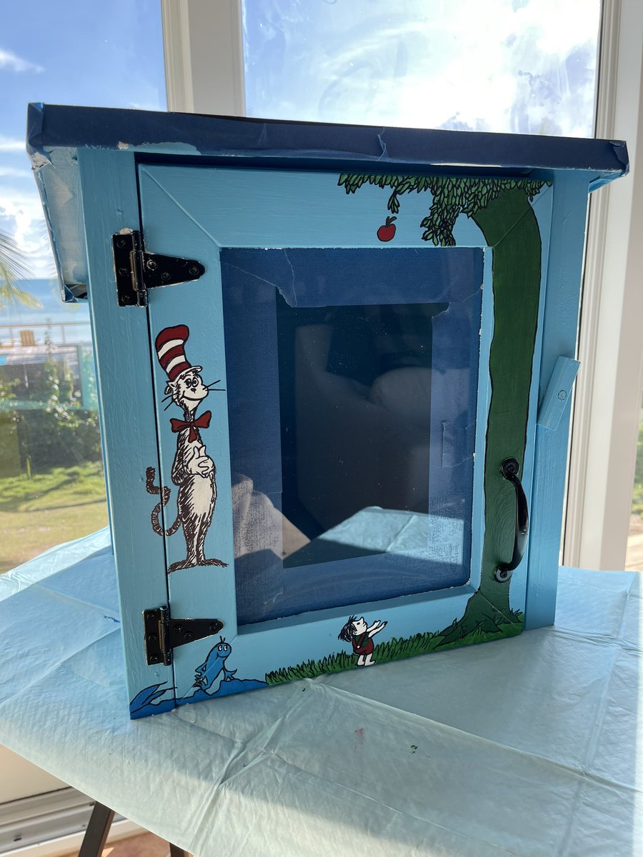 GrizCalderon's tweet photo. Painting the Little Library ๐ง๐ธ ๐ ๐ ๐
#mylittlelibrary #littlelibrary #read #books #bahamas
@RileyCalderonB1 https://t.co/yOpKW2xxy8