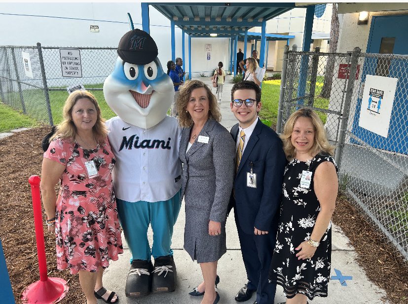 Great morning welcoming back students @WinstonParkES with Billy the Marlin @suptvcartwright @debbi_hixon and Jorge Altona student advisor for the District #BCPSFirstDay