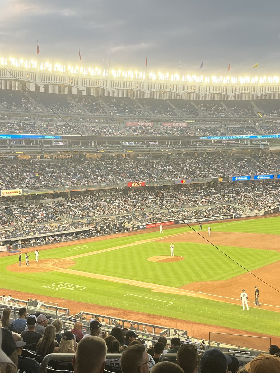 ErinLFish's tweet photo. #Raysatyankees #yankeestadium #raysfaninaseaofpinstripes with @TweetTylerFish https://t.co/rMR7Ia94PQ