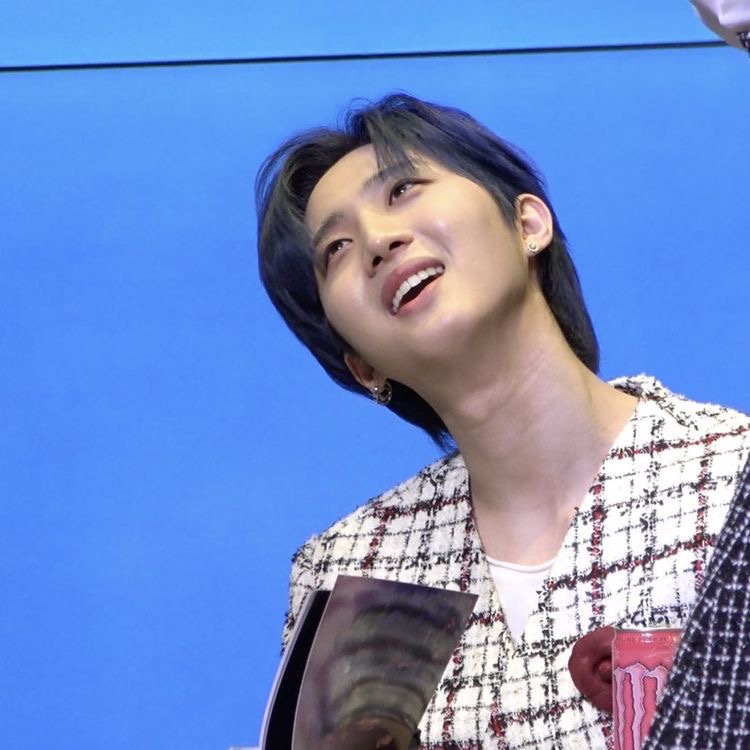 HourlyHuing's tweet photo. #HUI #PENTAGON  | #후이 #펜타곤 https://t.co/Y1UAEA3IWG