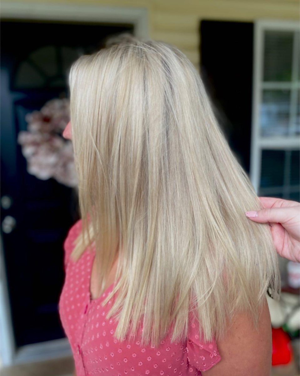 SincerelyMeg_'s tweet photo. Hi friends 💖 I am the owner/stylist of Pearly Haze &amp; Co. I am located at Roots Salon and Boutique in Powell, TN. Starting September 1st I am taking new clients. Please feel free to DM me here, IG or Facebook for appt! Show me this list for 25% off 💖 cannot wait to new you 💋 https://t.co/qXD7zWoGAp