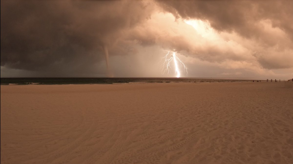 taylorwaterss_'s tweet photo. @weartv Crystal Beach in Destin 6:30am https://t.co/7GRn5Z5tLu