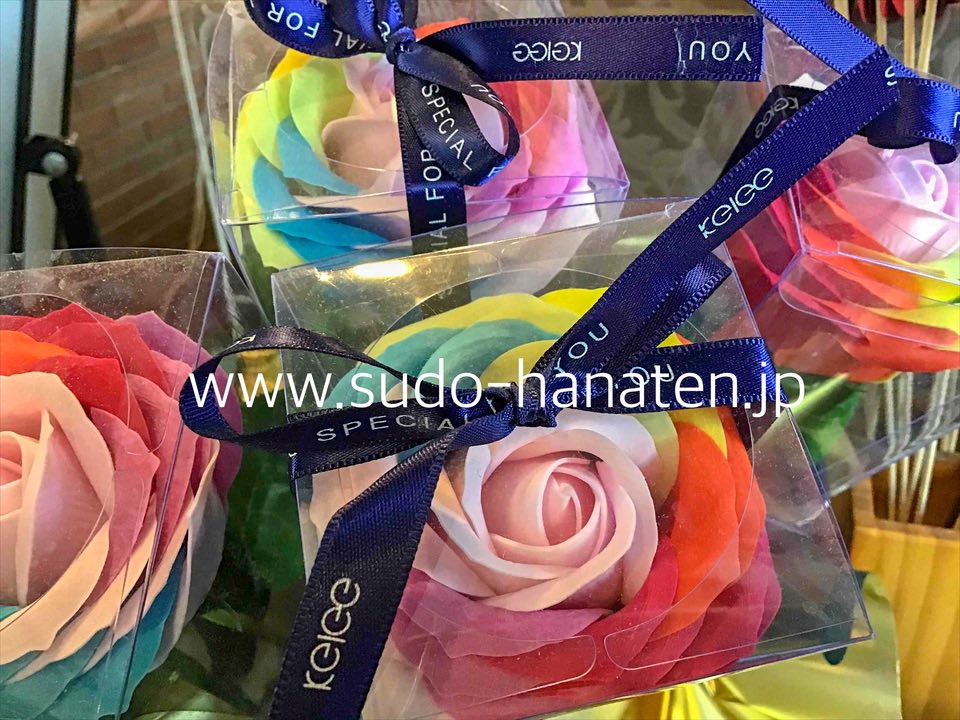 株式会社 須藤花店 1914年 ランプの時代から葛飾 新小岩で花一筋 お花のある生活をお届けします レインボーシャボンフラワーです 一本づつ放送してある長いタイプのシャボンフラワーです ちょっとした贈り物に最適です シャボンフラワー レインボー