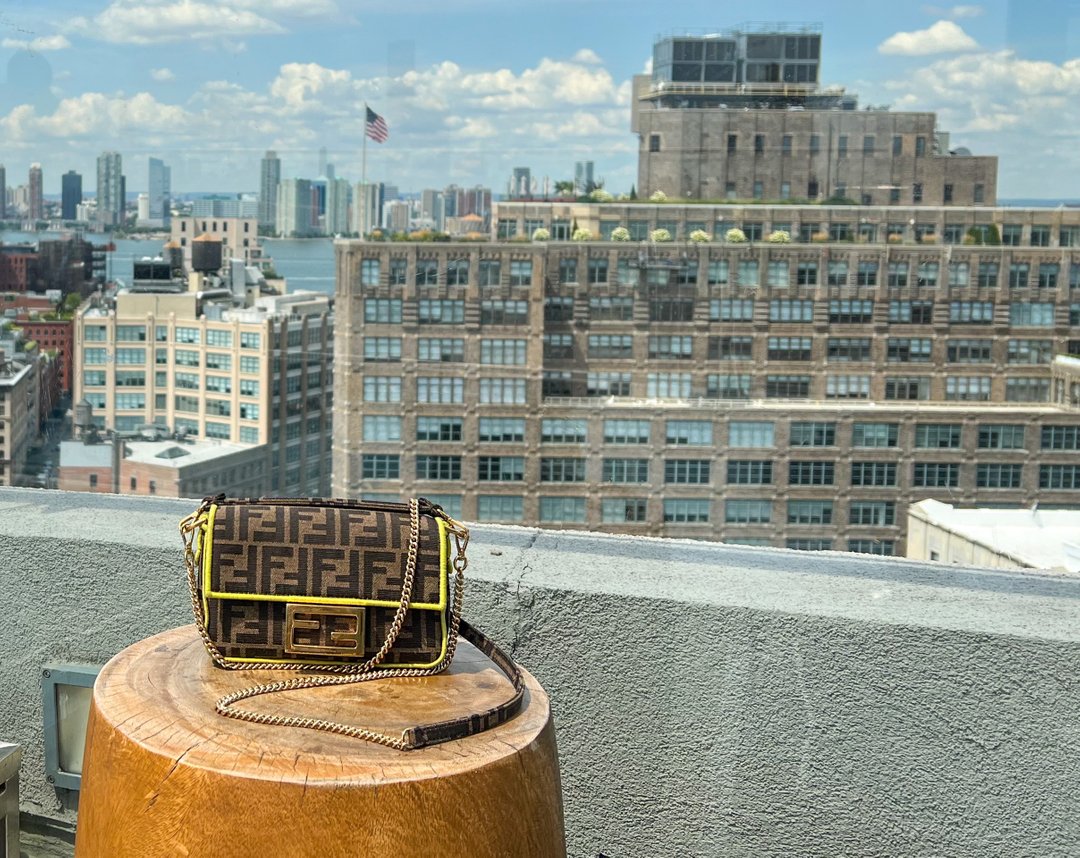 ClotheshorseA's tweet photo. Trust us- you need this FENDI 1974 FF Mini Baguette💚
.
.
.
.
.
.
.
.
#shoplocal #shopsmall #sustainablefashion #fallfashion #springfashion #dallas #fashioninspo#sustainablestyle #consignmentboutique #circulareconomy#entrupy #recommerce #resalenotretail #upcycle #sustaina https://t.co/G3jyZlmeiP