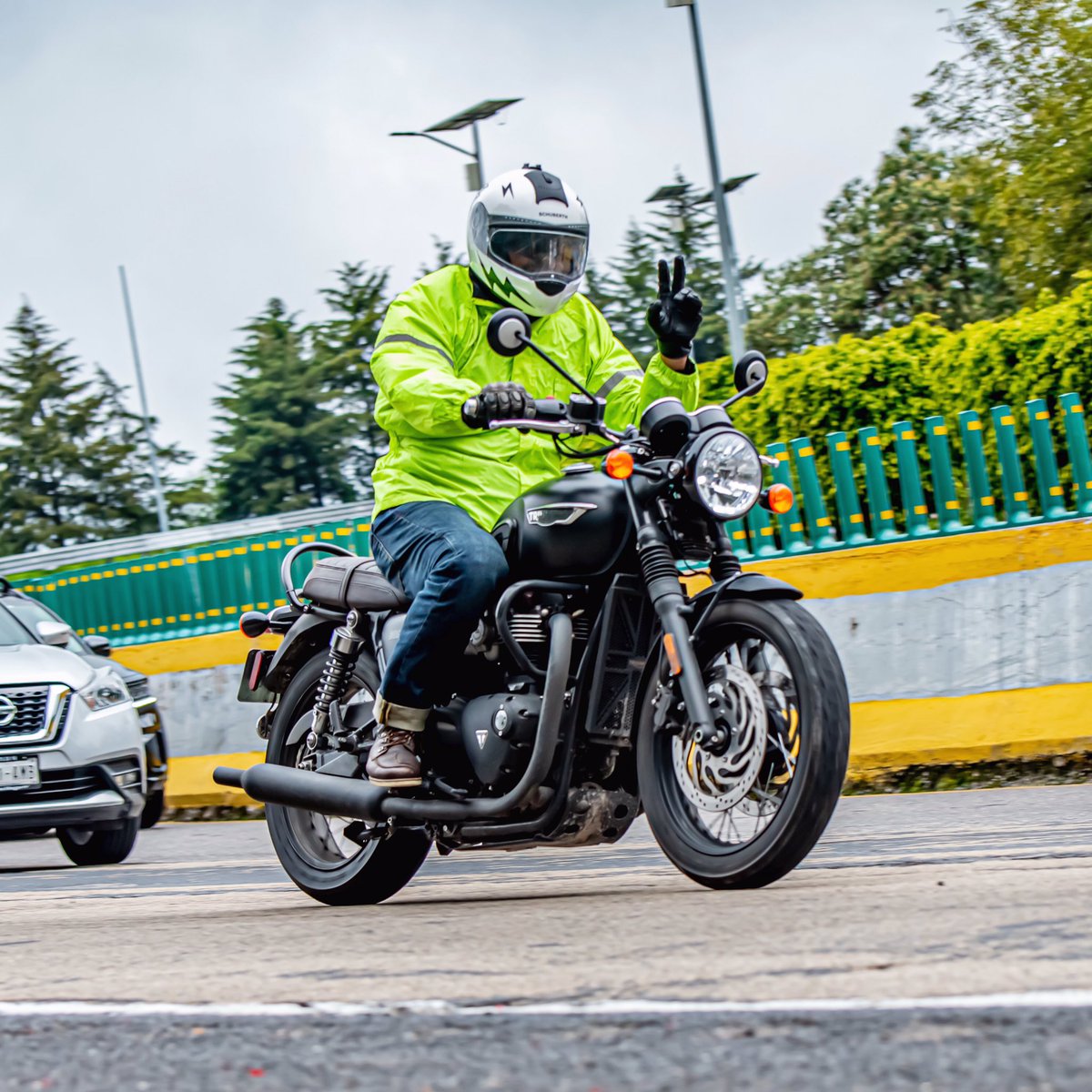 Llueva, truene o relampaguee, aquí se rueda y la Bonnie lo sabe… #triumphbonnevillet120black <a href="/OfficialTriumph/">Triumph Motorcycles</a> <a href="/_Motorette/">Motorette</a>