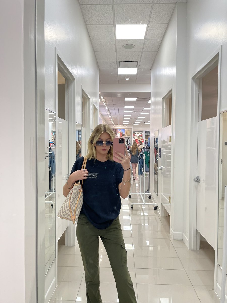 CarrollCaylee's tweet photo. Shopping anyone? https://t.co/yQTRSDKBcD