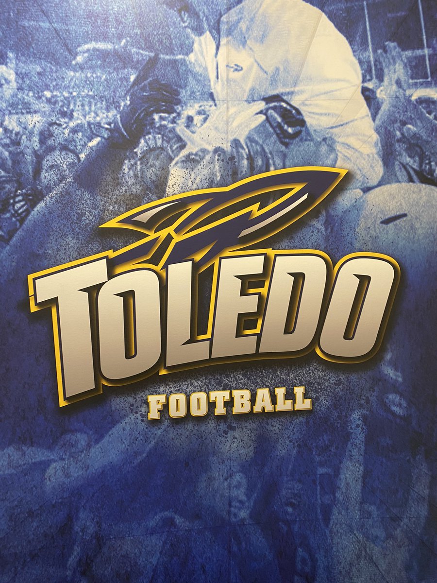 Shep71's tweet photo. Pretty dope session with the @ToledoFB team tonight‼️ Keep soaring @CoachCandle 🚀 #ShepInspires #KeepTheChange #LeaderSHEP #CompeteToEat #GetBetter #Toledo #LiftOff #ONErocket #MACtion https://t.co/LUo8Ln5gBh