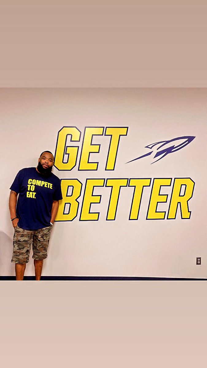 Shep71's tweet photo. Pretty dope session with the @ToledoFB team tonight‼️ Keep soaring @CoachCandle 🚀 #ShepInspires #KeepTheChange #LeaderSHEP #CompeteToEat #GetBetter #Toledo #LiftOff #ONErocket #MACtion https://t.co/LUo8Ln5gBh