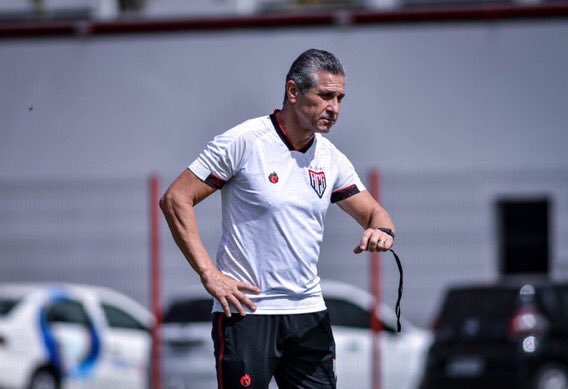 Uma reflexão sobre o episódio Abel Ferreira-Cuca e Jorginho:

Sem tática. Só algumas palavras sobre o comportamento dos treinadores e da imprensa nesse caso, que me chamaram muita atenção. O modo como tudo é transformado em um “UFC” com agressões em palavras.

Chega aqui… 🧶⬇️